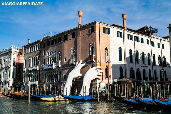 MANI GIGANTI CANAL GRANDE