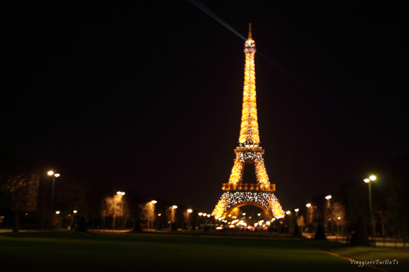 tour eiffel illuminata sera